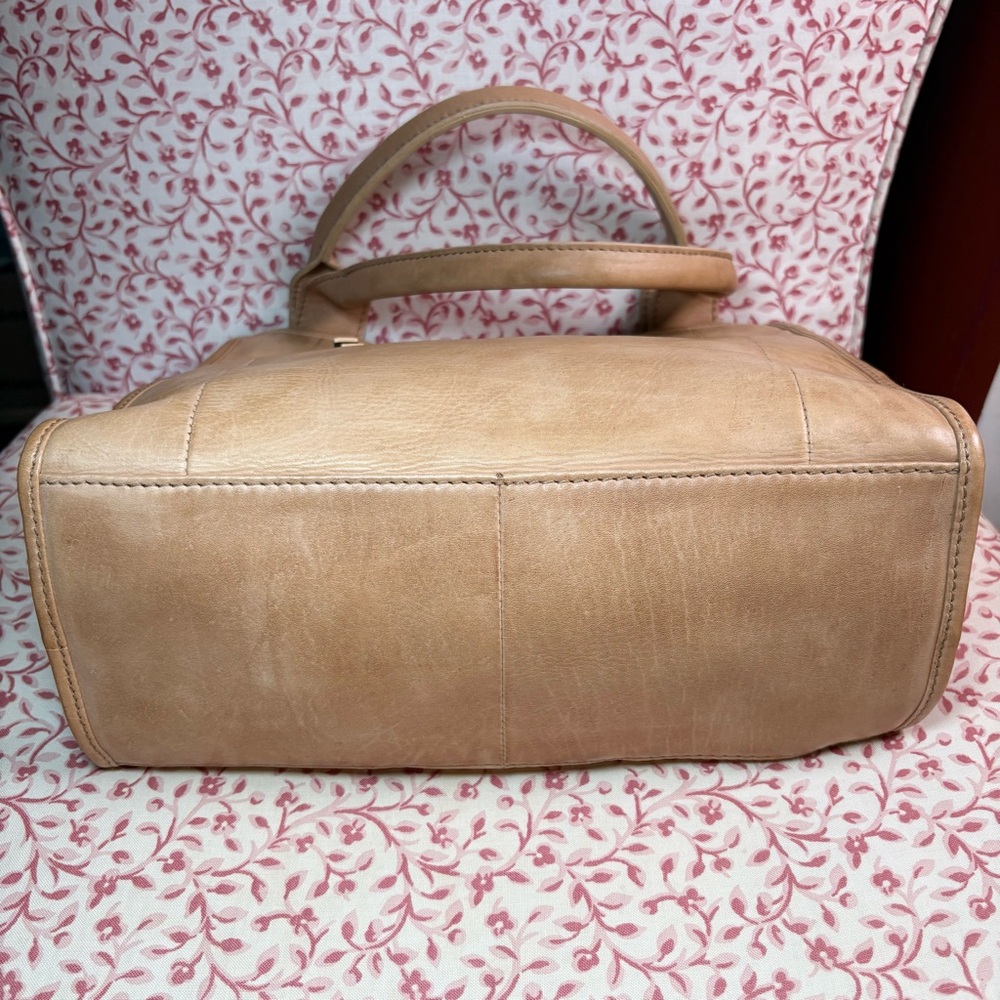 Elegant Tan Woven Leather Tote Bag - Picture 3 of 5